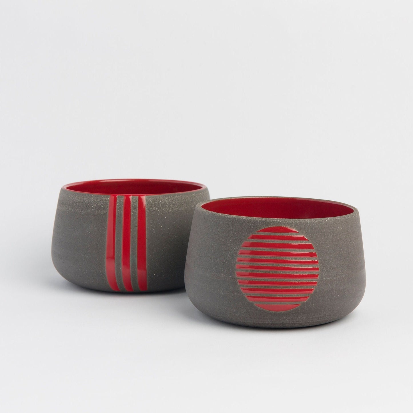 Handmade Decorative Ceramic Gift Set Elegant Stoneware Pottery Bowl Set with Red Bowls Perfect for Home Decor and Special Occasions